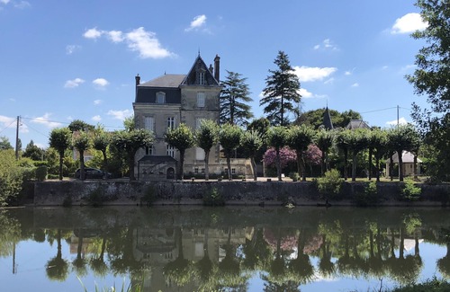 Leguillac-de-l'Auche Villa | Stunning Chateau on the river bank in Saint Astier