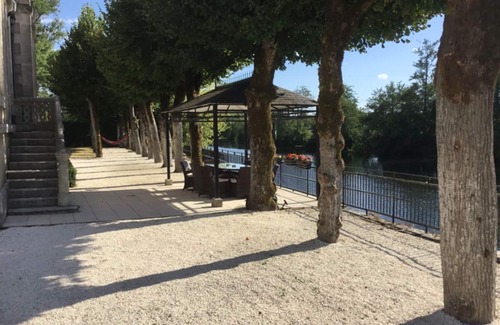 Leguillac-de-l'Auche Villa | Stunning Chateau on the river bank in Saint Astier