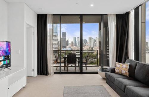 South Brisbane Apartment | Stunning City & River Views Rooftop Pool Gym