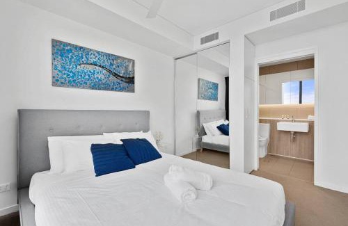 South Brisbane Apartment | Stunning City & River Views Rooftop Pool Gym