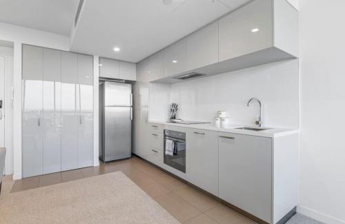 Milton Apartment | Stunning cityview 1BR Apt, 1 min to train
