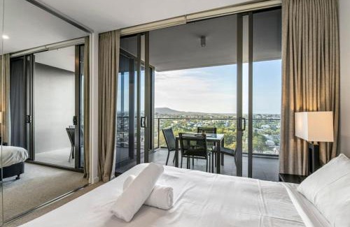 Milton Apartment | Stunning cityview 1BR Apt, 1 min to train