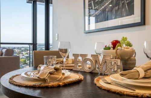 Milton Apartment | Stunning cityview 1BR Apt, 1 min to train