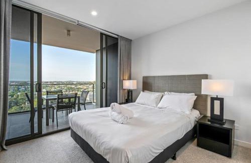 Milton Apartment | Stunning cityview 1BR Apt, 1 min to train