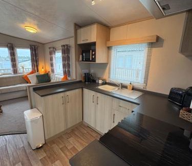 Crowle Resort | Stunning Clearwater Lake View Caravan