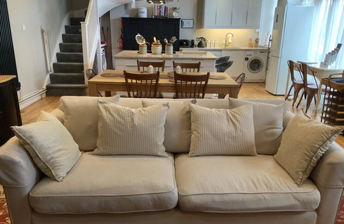 Limpley Stoke House | STUNNING COACH HOUSE 10 MINUTE BATH, SLEEPS 8, OPEN FIRE & TABLE TENNIS
