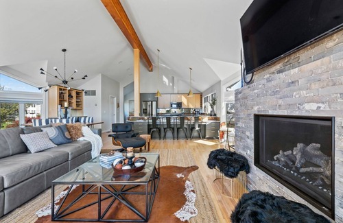 Narragansett House | Stunning coastal home with great ocean views & only a 6 minute walk to beach!