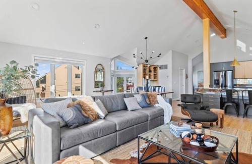 Narragansett House | Stunning coastal home with great ocean views & only a 6 minute walk to beach!