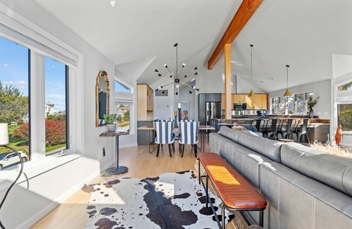 Narragansett House | Stunning coastal home with great ocean views & only a 6 minute walk to beach!