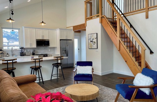 Leavenworth House | Stunning Contemporary ADU in Leavenworth - Hot Tub - Walk Everywhere!