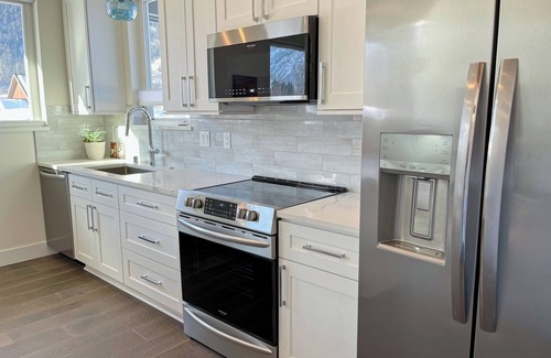 Leavenworth House | Stunning Contemporary ADU in Leavenworth - Hot Tub - Walk Everywhere!