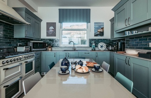 Aberdovey House | Stunning Contemporary Oceanfront House Parking 3 cars and free EV Charger!!
