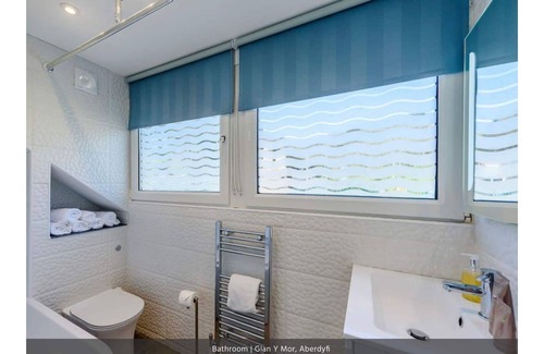 Aberdovey House | Stunning Contemporary Oceanfront House Parking 3 cars and free EV Charger!!