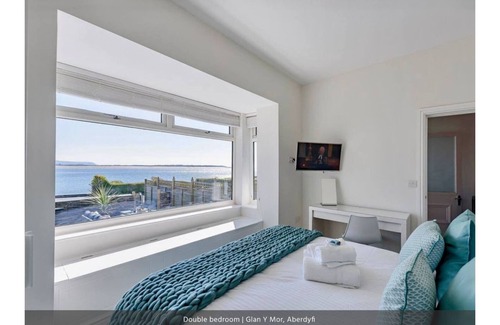 Aberdovey House | Stunning Contemporary Oceanfront House Parking 3 cars and free EV Charger!!