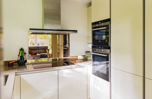 Mortlake Apartment | Stunning contemporary bright and modern spacious one bedroom garden flat
