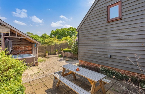 Halstead Cottage | Stunning converted barn in beautiful countryside.