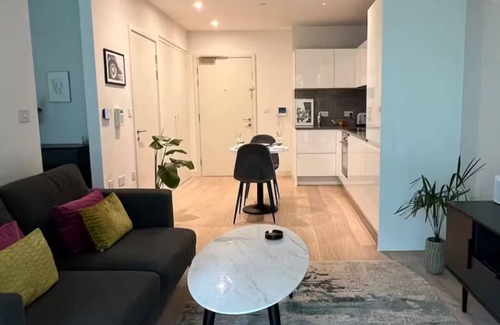 Docklands Apartment | Stunning Cosy Stu-Apartment with Pool Spa & Gym by Canary Wharf & Central London
