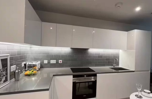 Docklands Apartment | Stunning Cosy Stu-Apartment with Pool Spa & Gym by Canary Wharf & Central London