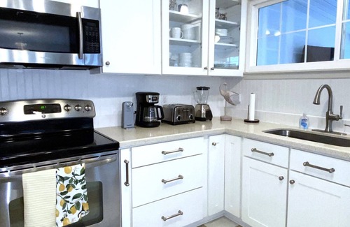 Indian Beach Sapphire Shores House | Stunning cottage by the Bay, great to bike & kayak, near downtown & museums