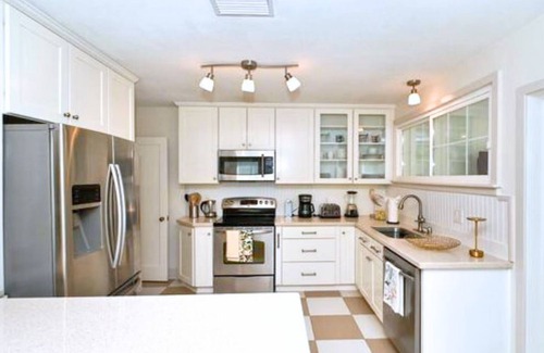 Indian Beach Sapphire Shores House | Stunning cottage by the Bay, great to bike & kayak, near downtown & museums