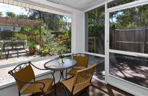 Indian Beach Sapphire Shores House | Stunning cottage by the Bay, great to bike & kayak, near downtown & museums