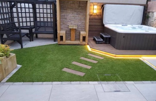 Llandudno House | Stunning Cottage, Sleeps 8 with Hot Tub. 1 min walk from beach!