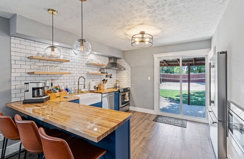 Jeffersonville House | ☆Stunning Derby Home☆ 5 KING BEDS, HOT TUB,FIREPIT