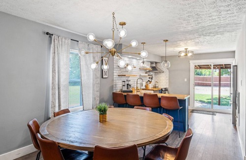 Jeffersonville House | ☆Stunning Derby Home☆ 5 KING BEDS, HOT TUB,FIREPIT