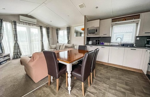 Hunstanton Cabin | Stunning dog friendly caravan at Manor Park, Hunstanton in Norfolk ref 23188K