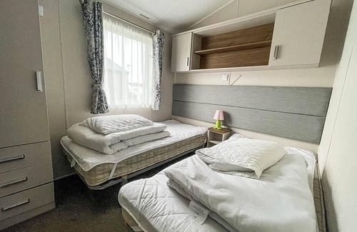 Hunstanton Cabin | Stunning dog friendly caravan at Manor Park, Hunstanton in Norfolk ref 23188K