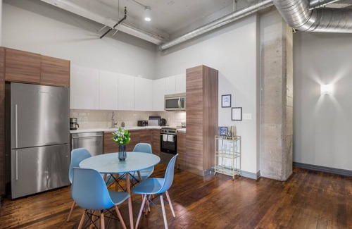 Downtown Dallas Apartment | Stunning Downtown Apartment | Pool, Laundry, Parking