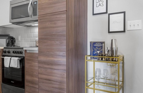 Downtown Dallas Apartment | Stunning Downtown Apartment | Pool, Laundry, Parking
