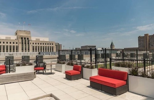 Downtown Des Moines Apartment | Stunning Downtown Studio with Rooftop Patio