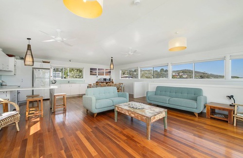 Crescent Head House | STUNNING ENTERTAINING DECK WITH OCEAN VIEWS