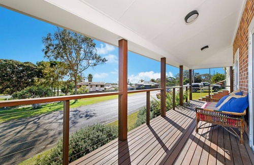 Crescent Head House | STUNNING ENTERTAINING DECK WITH OCEAN VIEWS
