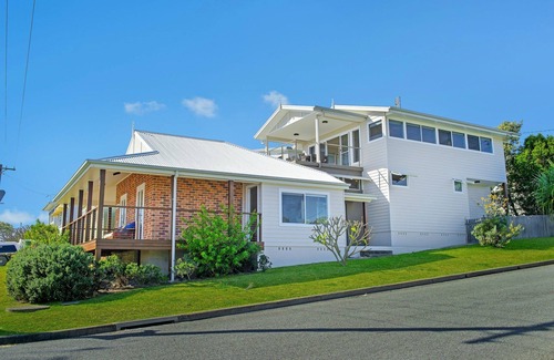 Crescent Head House | STUNNING ENTERTAINING DECK WITH OCEAN VIEWS