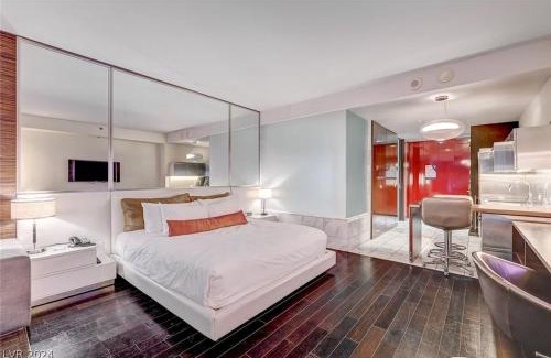 Las Vegas Hotel | Stunning Escape Top Floor Strip-View Studio 31316