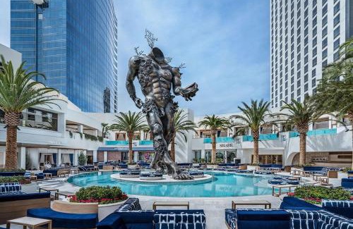 Las Vegas Hotel | Stunning Escape Top Floor Strip-View Studio 31316