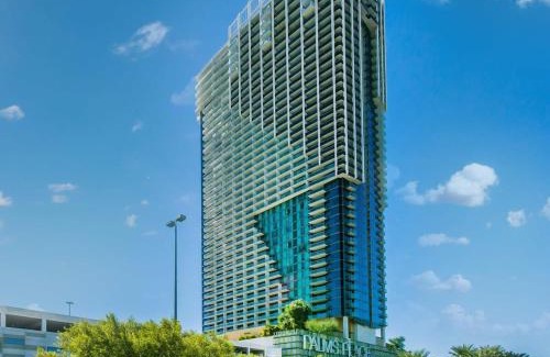 Las Vegas Hotel | Stunning Escape Top Floor Strip-View Studio 31316