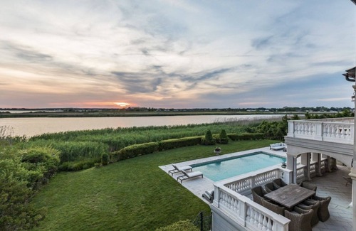 Bridgehampton House | Stunning fall sunsets, coveted location on Mecox Bay - recently furnished