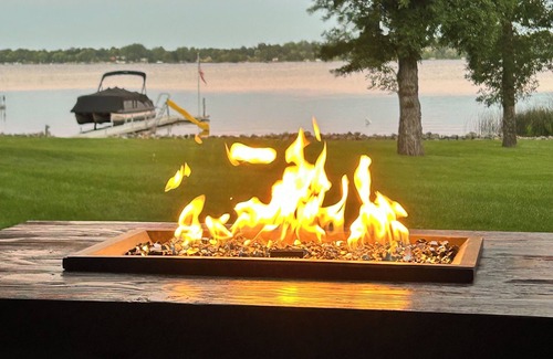 Alexandria House | Stunning Family Friendly Lake Home Retreat on Beautiful Lake Darling