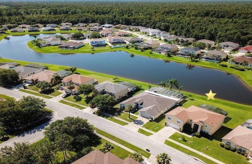 Crescent Lakes Villa | Stunning Family Friendly Villa with Lake Views - Close to all Major Attractions!