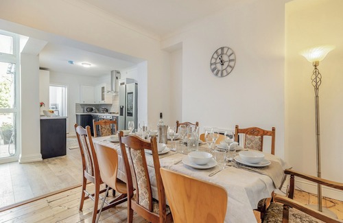 Ramsgate Cottage | Stunning family holiday home perfect for groups of friends or family for seaside celebrations.