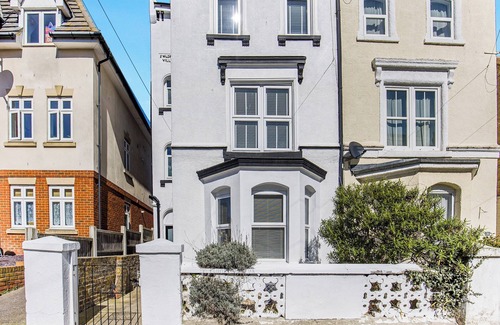 Ramsgate Cottage | Stunning family holiday home perfect for groups of friends or family for seaside celebrations.