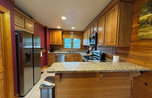 Tazewell Condo | Stunning Family Retreat overlooking Golf Course