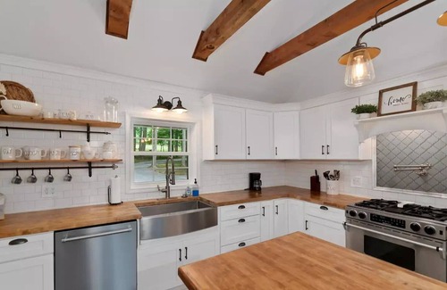 Lynn House | Stunning Farmhouse Log Cabin RIVER!