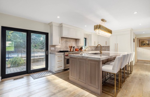Middletown House | Stunning Farmhouse - Private Pool & Vintage Arcade - Close to Newport & Beaches