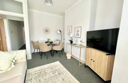 Uplands Apartment | Stunning Flat Close to Beach