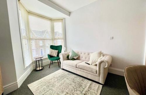 Uplands Apartment | Stunning Flat Close to Beach