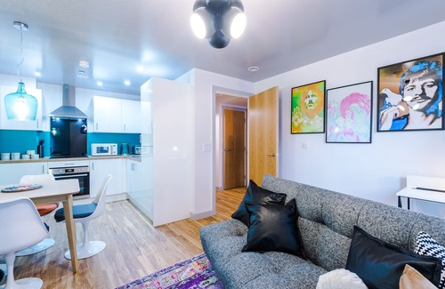 Liverpool Apartment | Stunning Flat with Allocated Free Parking Space